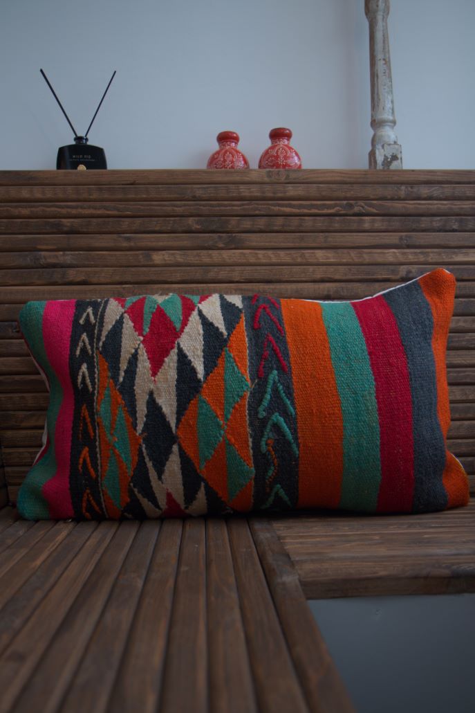 Handgemaakt Marokkaans kussen van wol met traditioneel patroon in warme kleuren (60x40 cm)