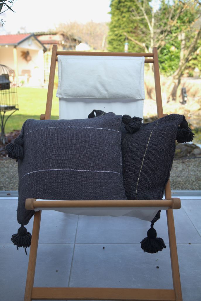 Handgemaakt Marokkaans kussen van wol met traditioneel patroon in warme kleuren (50x50 cm)