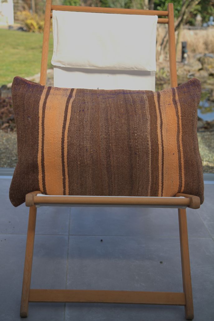 Handgemaakt Marokkaans kussen van wol met traditioneel patroon in warme kleuren (60x40 cm)