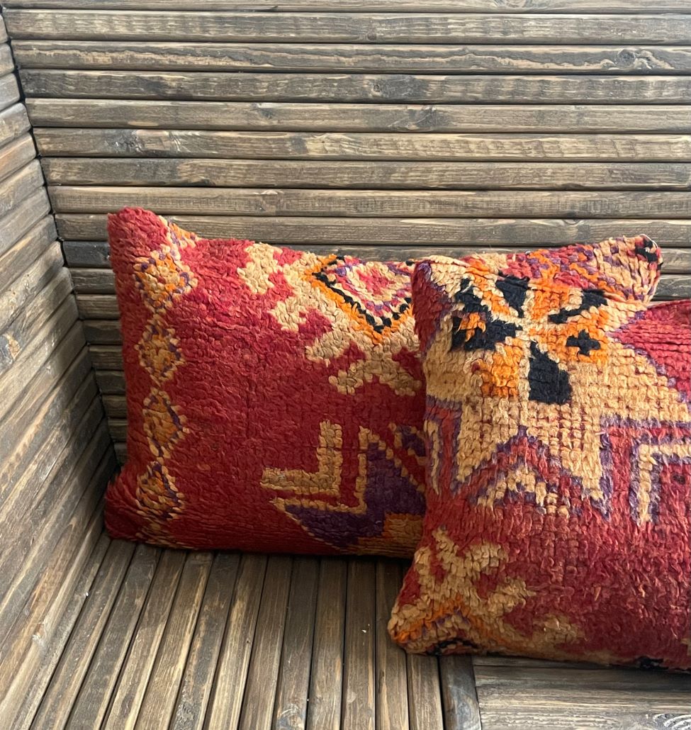 Handgemaakt Marokkaans kussen van wol met traditioneel patroon in warme kleuren (60x40 cm)