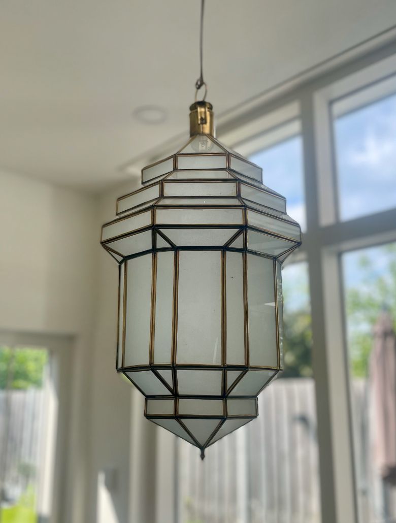 Handgemaakte Marokkaanse hanglamp van goud met matglas, circa 55/60 cm – unieke sfeerverlichting voor woonkamer, hal of eethoek