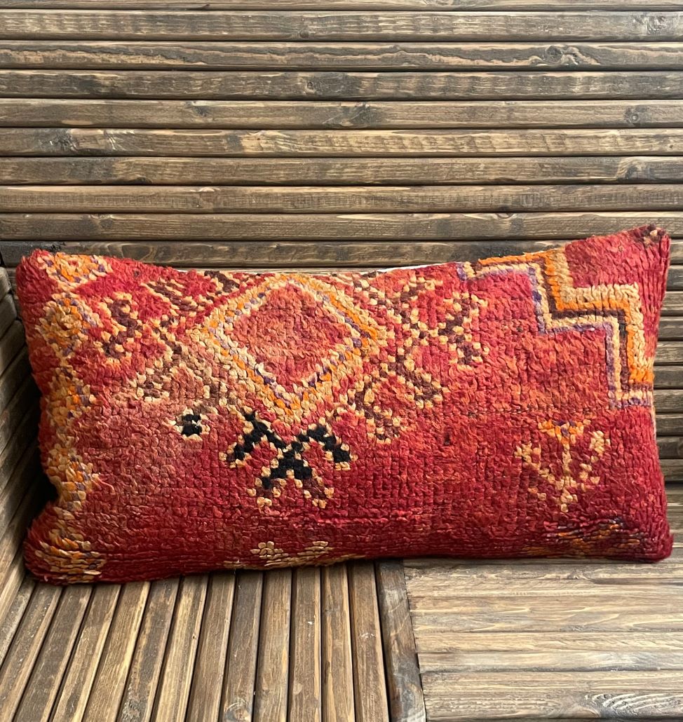 Handgemaakt Marokkaans kussen van wol met traditioneel patroon in warme kleuren (60x40 cm)
