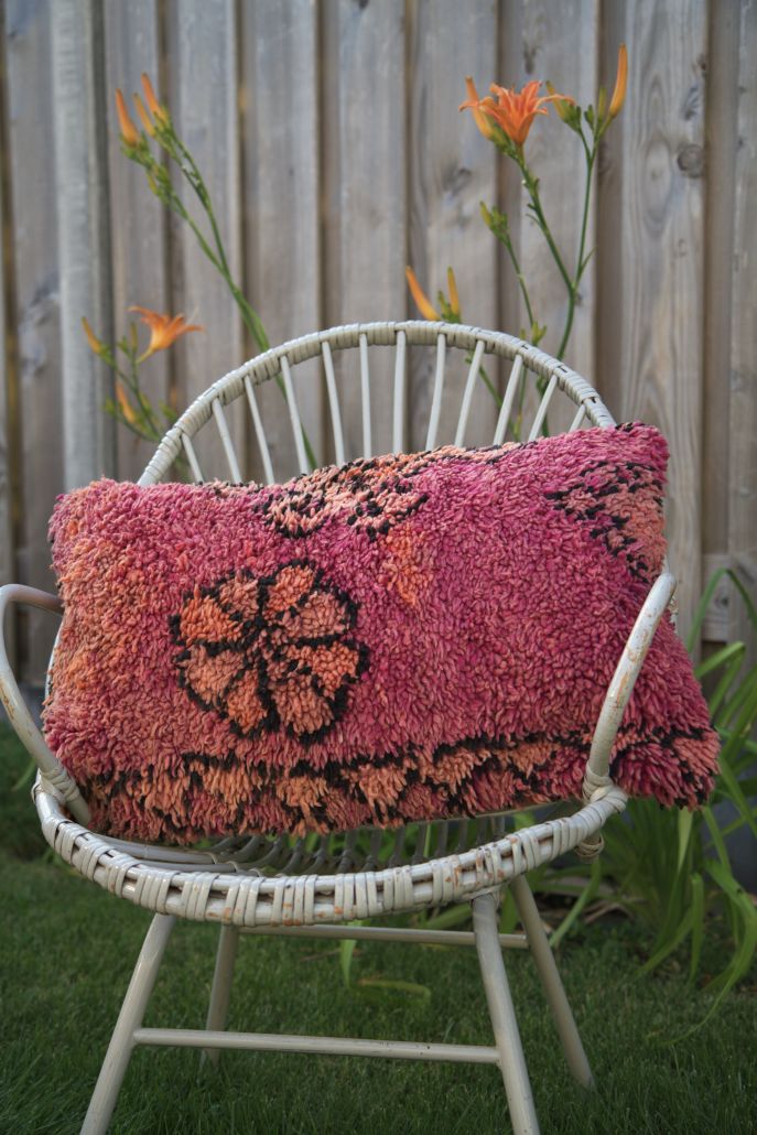 Handgemaakt Marokkaans kussen van wol met traditioneel patroon in warme kleuren (60x40 cm)