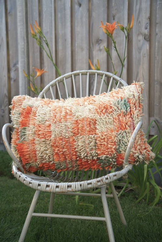 Handgemaakt Marokkaans kussen van wol met traditioneel patroon in warme kleuren (60x40 cm)