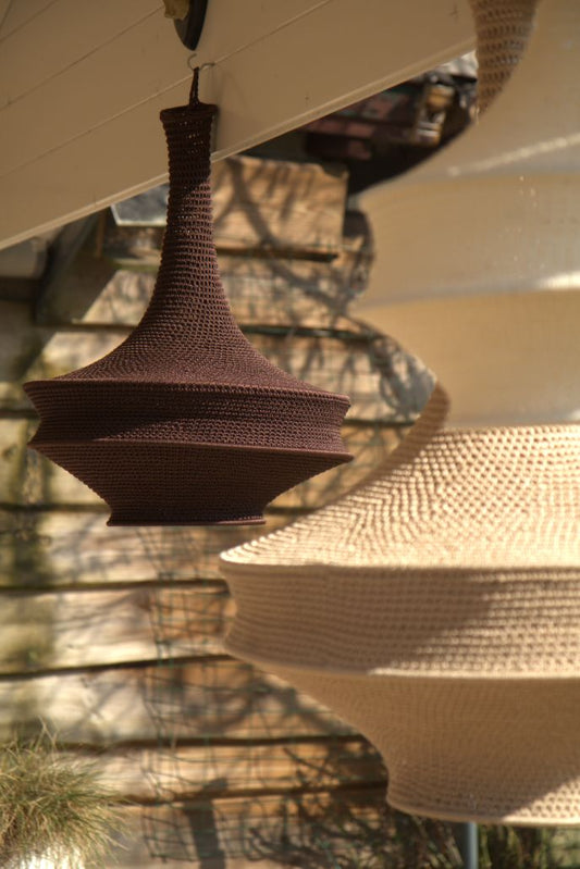 Handgemaakte Marokkaanse Cord Lamp van natuurlijke vezels, hangend in een sfeervol interieur