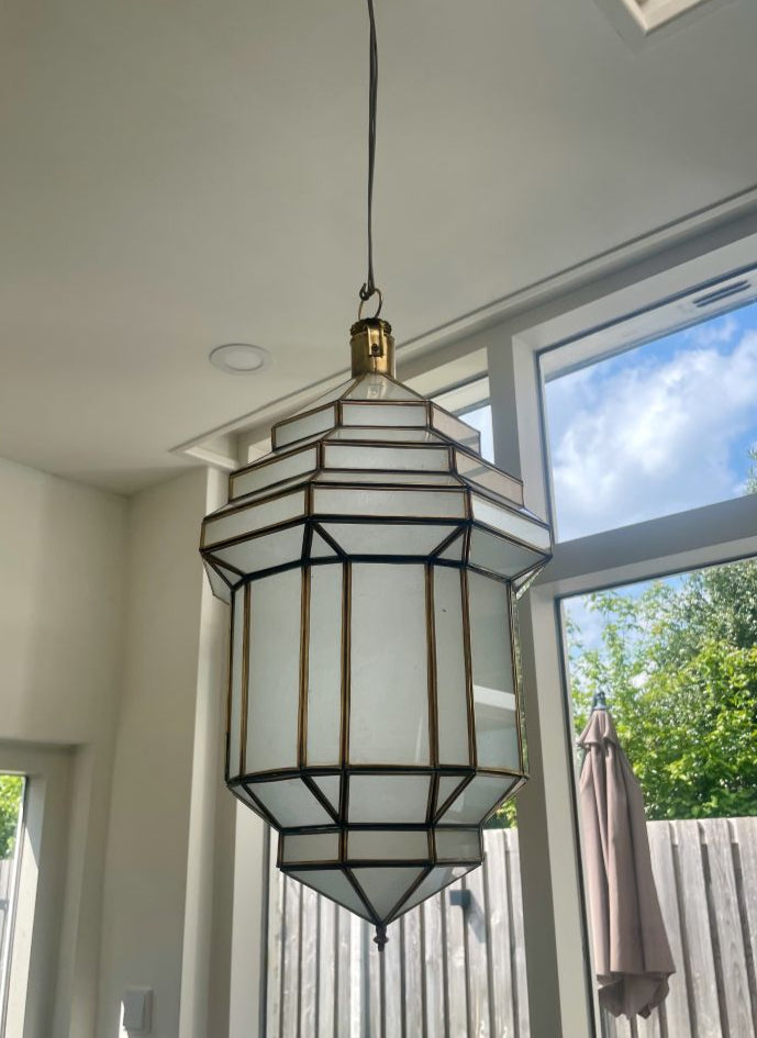 Handgemaakte Marokkaanse hanglamp van goud met matglas, circa 55/60 cm – unieke sfeerverlichting voor woonkamer, hal of eethoek