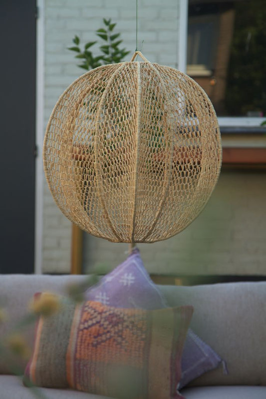 Marokkaanse raffia hanglamp Balou van 50 cm – handgemaakt, ronde natuurlijke lamp met geweven structuur, geeft een warm en sfeervol licht.
